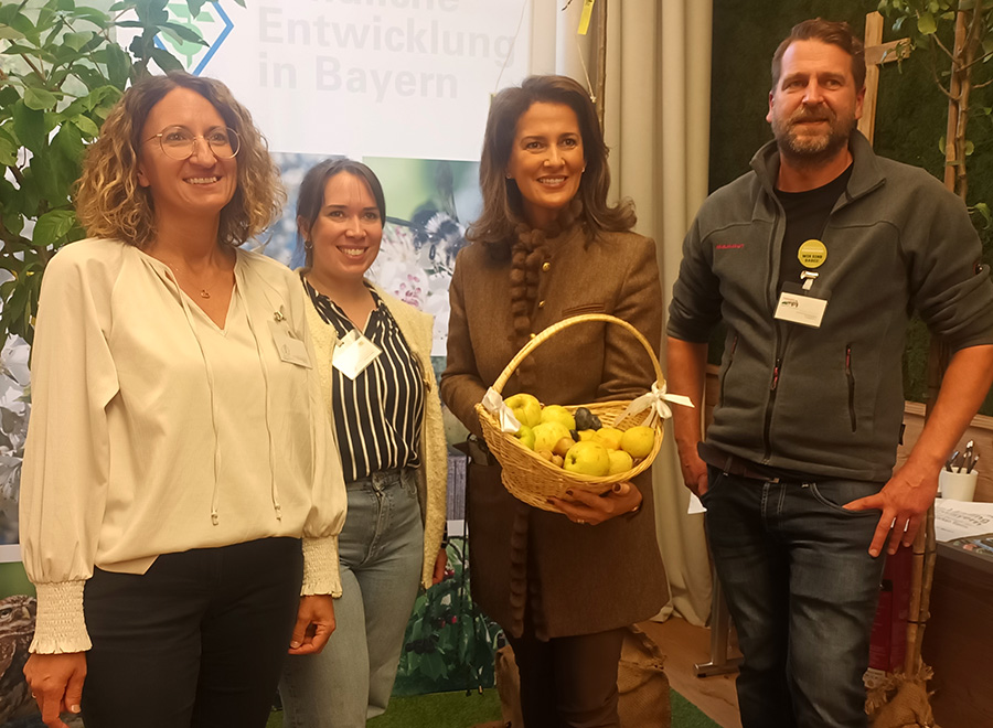 Besuch von Staatsministerin Michaela Kaniber Besuch von Staatsministerin Michaela Kaniber beim Gemeinschaftsstand von ILE Frankenpfalz, LPV Weidenberg und ALE Oberbayern